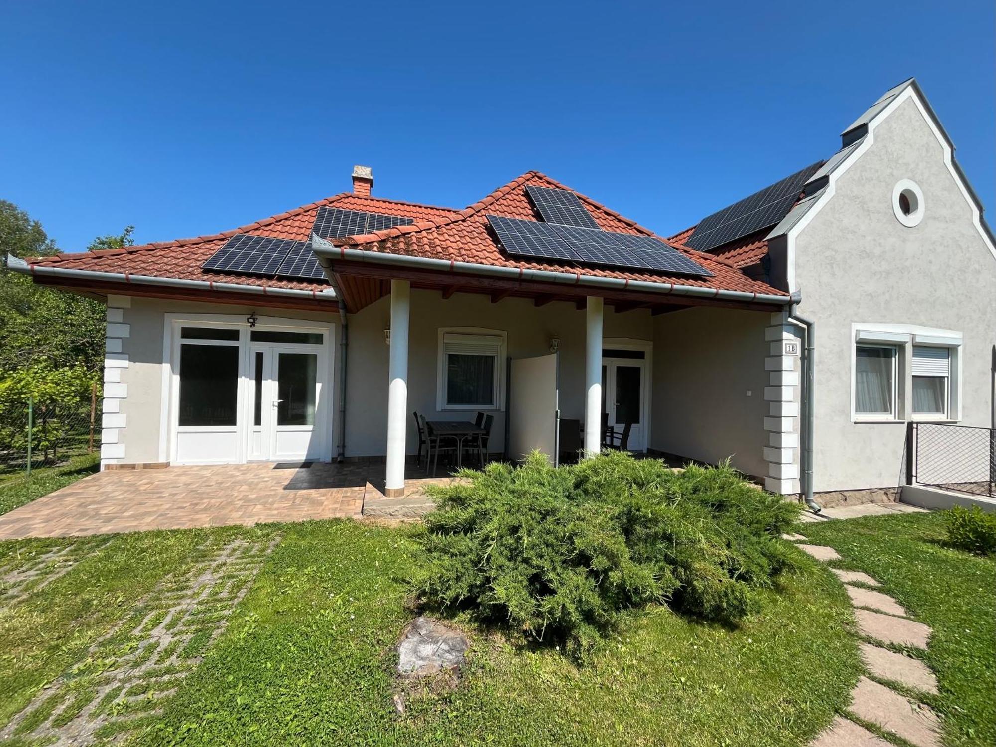 Petita Garden Apartman Сиофок Екстериор снимка